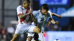Paolo Guerrero marcando a Lionel Messi