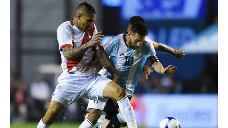 Paolo Guerrero marcando a Lionel Messi