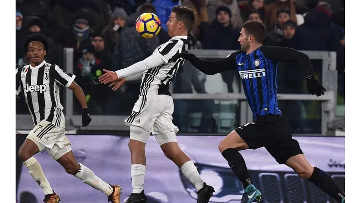 Paulo Dybala enfrentando al Inter.