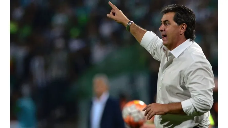 El uruguayo estaría molesto por la falta de compromiso por parte de los directivos del club escarlata (FOTO: Getty)