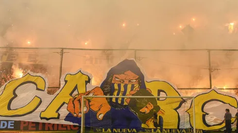 UN INFIERNO CANALLA. El recibimiento de la hinchada al equipo en el encuentro ante Boca (Foto: Getty).