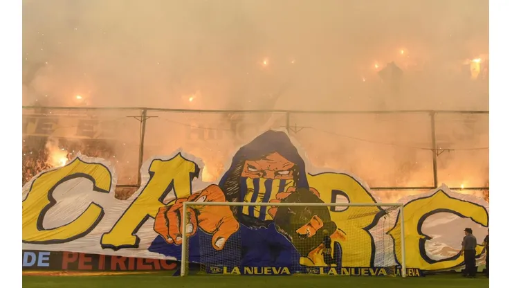 UN INFIERNO CANALLA. El recibimiento de la hinchada al equipo en el encuentro ante Boca (Foto: Getty).