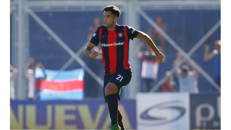 QUIERE MÁS. Emmanuel en un partido ante Velez Sarsfield en 2016, cuando todavía vestía los colores del Cuervo.