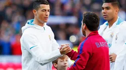 LOS MEJORES. Cristiano Ronaldo le guiña el ojo en el saludo inicial durante El Clásico (Foto: Getty).