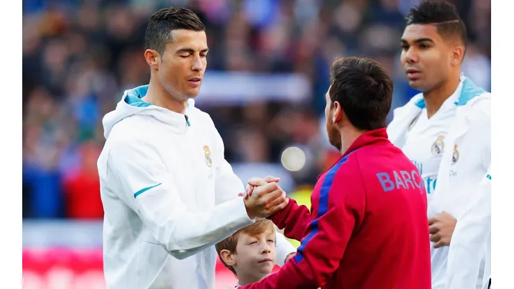 LOS MEJORES. Cristiano Ronaldo le guiña el ojo en el saludo inicial durante El Clásico (Foto: Getty).