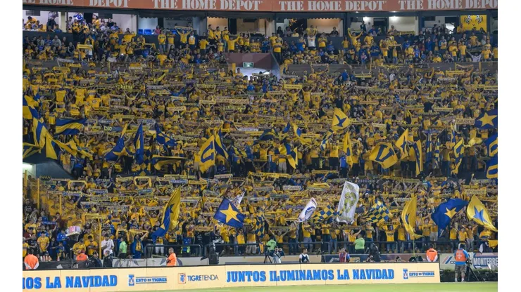 La afición de Tigres mostrando su pasión.