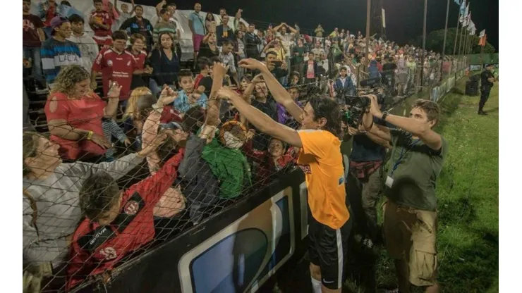 LADO SOLIDARIO. Cavani saluda a lo más chicos en el evento "Salto a la vida" en Uruguay.