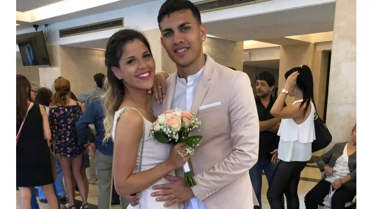 Camila Galante y Leandro Paredes posan luego de haberse casado.