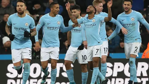 CELEBRAN LOS CIUDADANOS. Todos abrazan a Sterling, el autor del 1-0 (Foto: Getty).