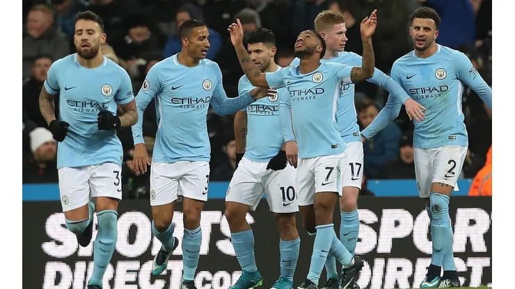 CELEBRAN LOS CIUDADANOS. Todos abrazan a Sterling, el autor del 1-0 (Foto: Getty).