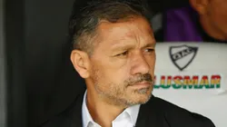 NO MÁS. Vivas, dirigiendo a Estudiantes en el clásico ante Gimnasia. El entrenador fue despedido del club tras tener el contrato arreglado "de palabra".