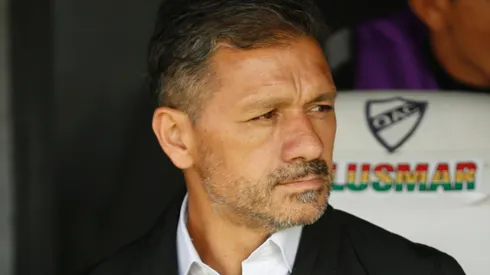 NO MÁS. Vivas, dirigiendo a Estudiantes en el clásico ante Gimnasia. El entrenador fue despedido del club tras tener el contrato arreglado "de palabra".