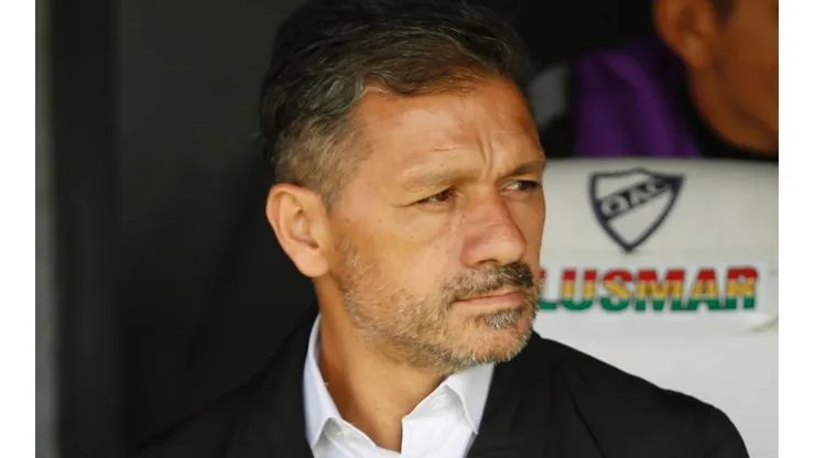 NO MÁS. Vivas, dirigiendo a Estudiantes en el clásico ante Gimnasia. El entrenador fue despedido del club tras tener el contrato arreglado "de palabra".