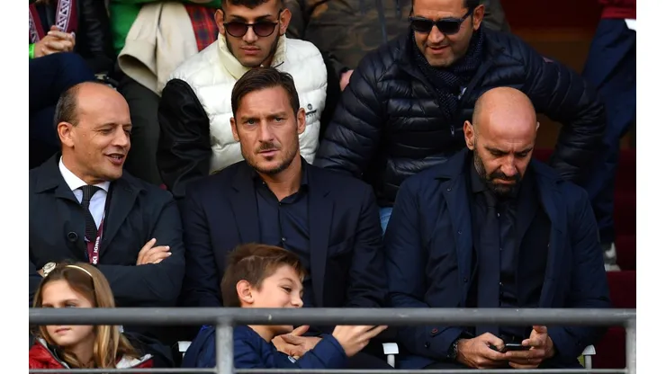 Francesco Totti, mirando un partido desde el palco.