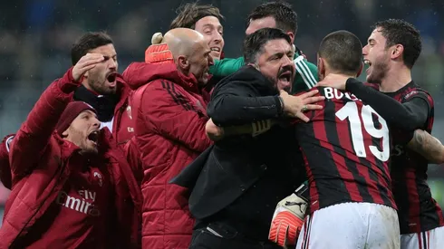 EUFÓRICO. Gattuso celebró junto a los jugadores tras el triunfo en el derby.
