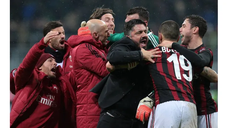 EUFÓRICO. Gattuso celebró junto a los jugadores tras el triunfo en el derby.