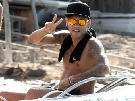 Neymar también hace acrobacias en la piscina