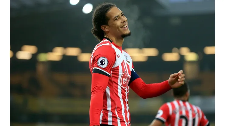 Liverpool transformó a Van Dijk en el defensor más caro de la historia.
