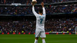 THE BEST. Ronaldo, exhibiendo el Balón de Oro al Bernabéu.