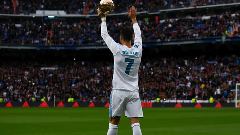THE BEST. Ronaldo, exhibiendo el Balón de Oro al Bernabéu.