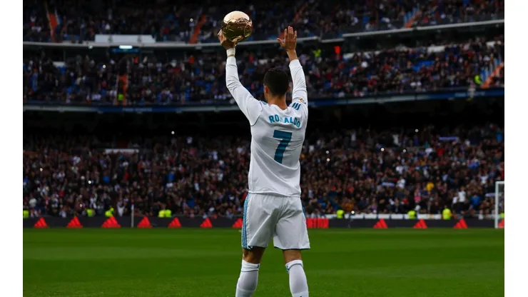 THE BEST. Ronaldo, exhibiendo el Balón de Oro al Bernabéu.