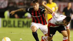 Buffarini enfrentando a River.