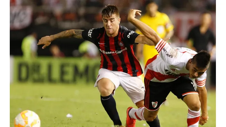 Buffarini enfrentando a River.