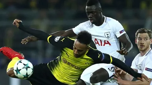 En Champions, Sánchez disputa un balón con Aubameyang de Borussia Dortmund (FOTO: Getty)