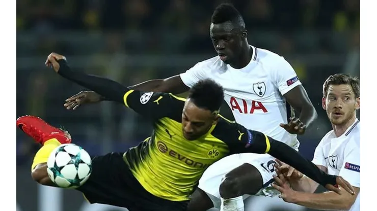 En Champions, Sánchez disputa un balón con Aubameyang de Borussia Dortmund (FOTO: Getty)