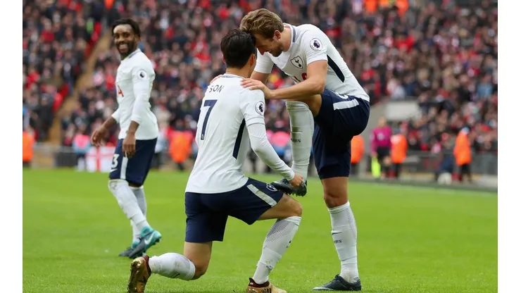 Kane celebrando con sus jugadores.