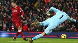 Roberto Firmino define mirando hacia otro sector del campo.