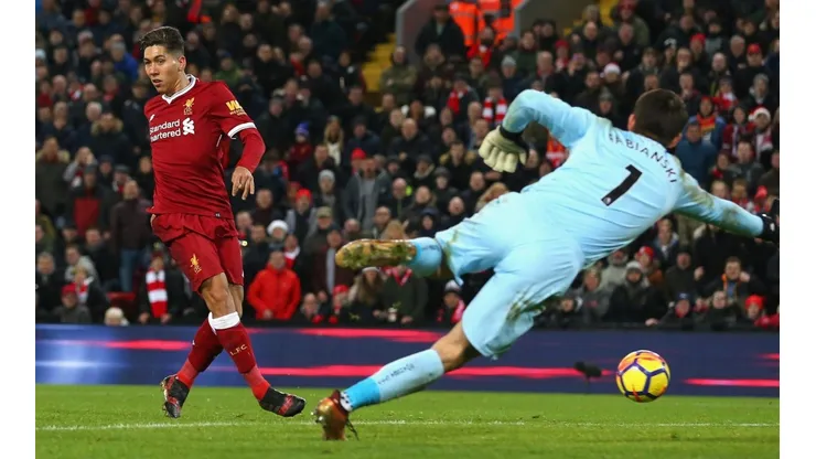 Roberto Firmino define mirando hacia otro sector del campo.