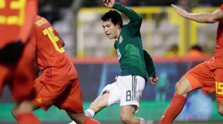 ¿ENCERRADO? NUNCA. Hirving Lozano busca salir de la férrea marca de tres rivales de Bélgica.