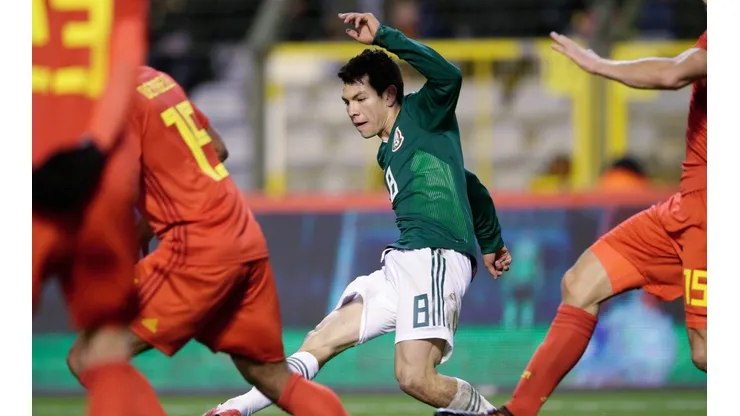 ¿ENCERRADO? NUNCA. Hirving Lozano busca salir de la férrea marca de tres rivales de Bélgica.