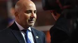 Jorge Sampaoli de traje...