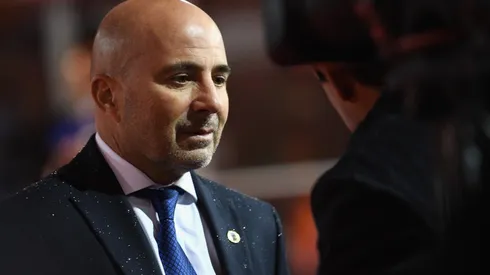 Jorge Sampaoli de traje...