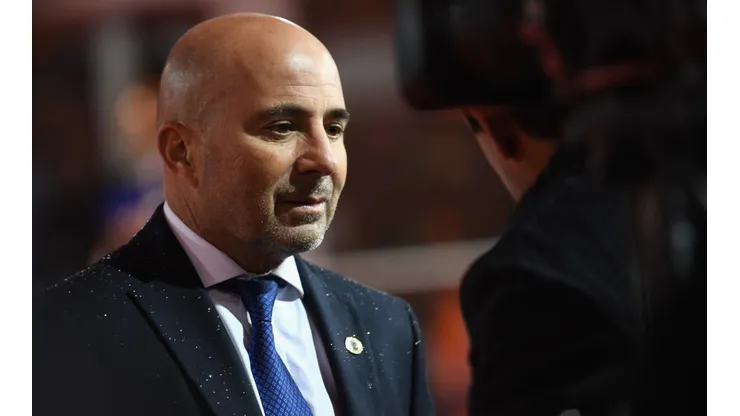 Jorge Sampaoli de traje...