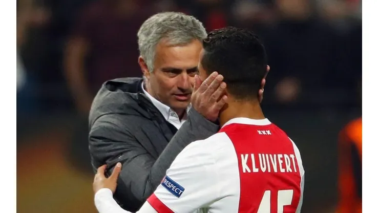 José Mourinho y Justin Kluivert se cruzaron en la final de la Europa League.
