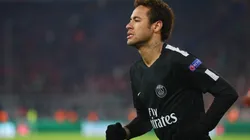 Neymar con la piel del PSG.
