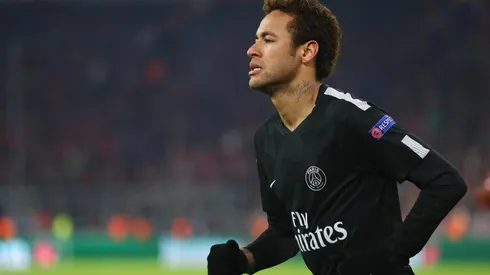 Neymar con la piel del PSG.