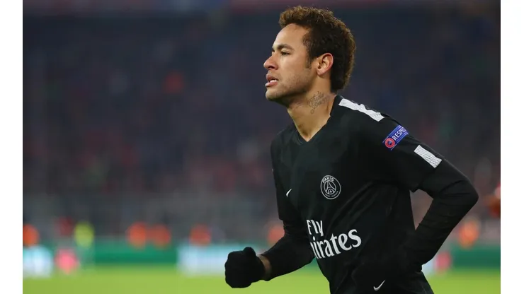 Neymar con la piel del PSG.