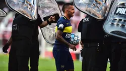 Carlos Tevez defendiendo los colores de Boca.