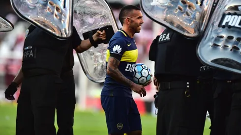 Carlos Tevez defendiendo los colores de Boca.