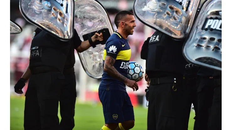Carlos Tevez defendiendo los colores de Boca.