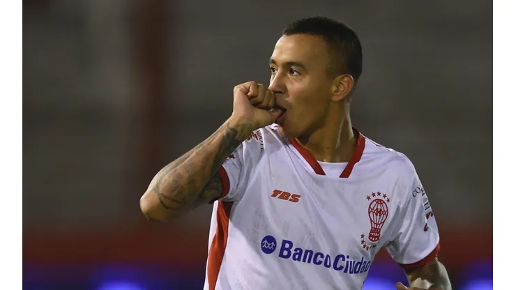 Romero Gamarra celebra un tanto en Huracán.