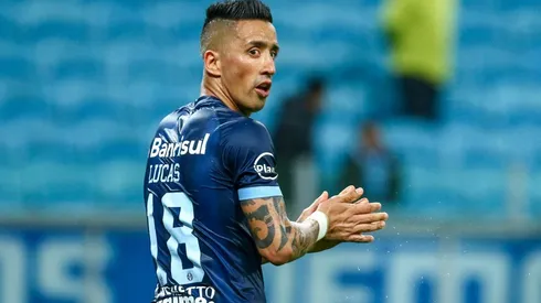 Lucas Barrios con la camiseta de Gremio.