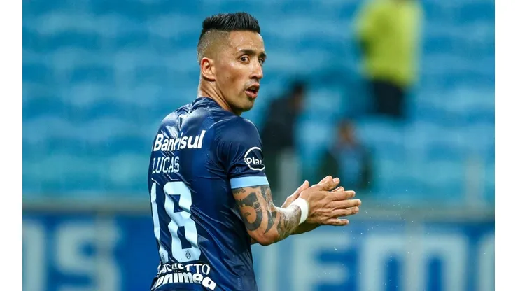 Lucas Barrios con la camiseta de Gremio.