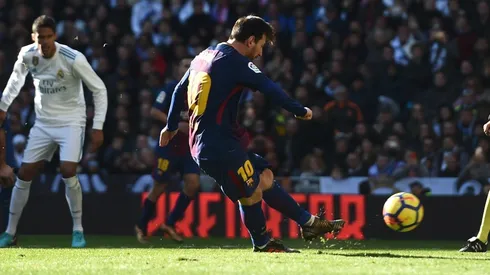 Lionel Messi pateando el penal.