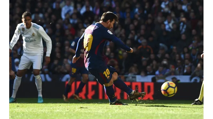 Lionel Messi pateando el penal.