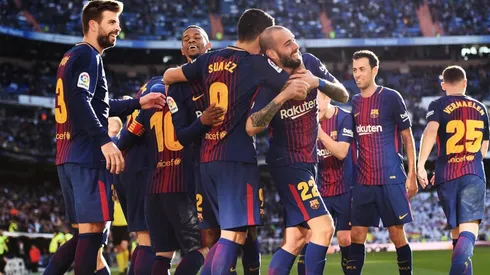 CELEBRA EL BARCELONA. Todos abrazan a Vidal después del 3-0 en el Bernabéu (Foto: Getty).